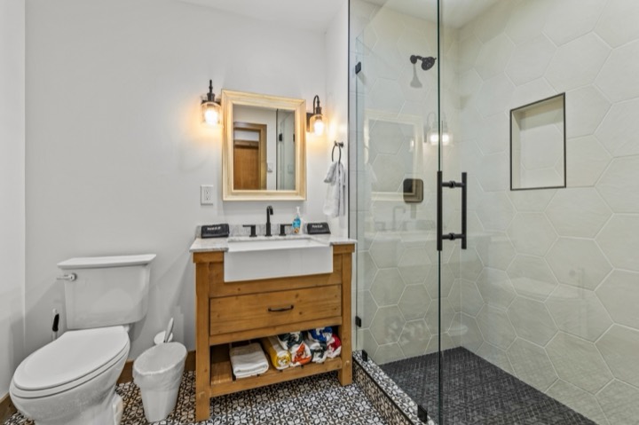 Bedroom and bathroom by Nicholson Construction