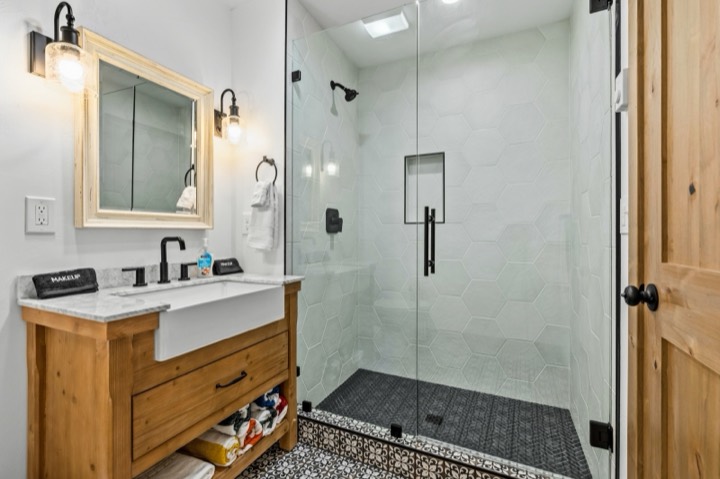 Bedroom and bathroom by Nicholson Construction