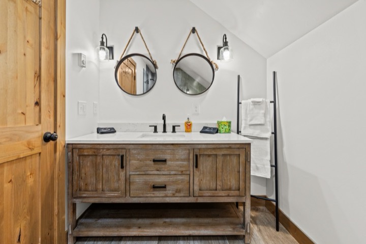 Bedroom and bathroom by Nicholson Construction