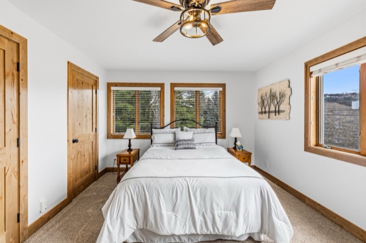 Bedroom and bathroom by Nicholson Construction